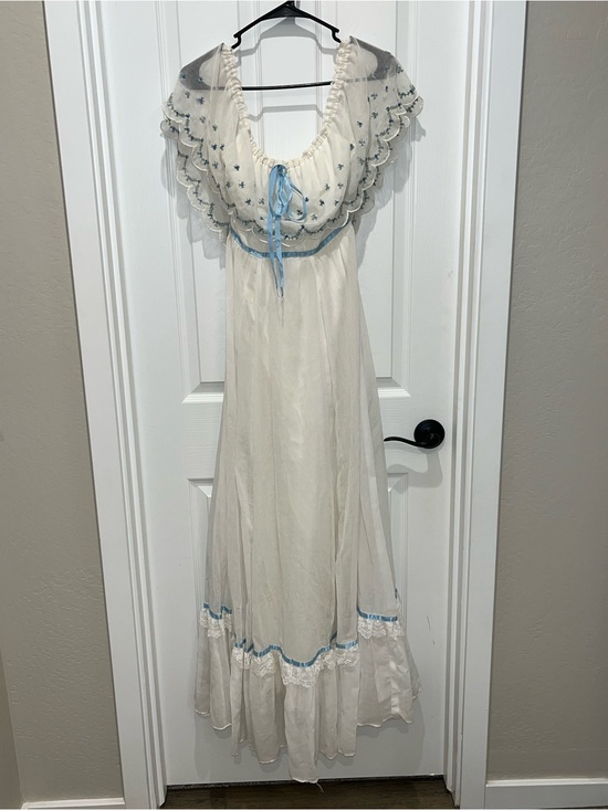Gunne Sax Dresses & Skirts - Gunne Sax White Dress with Light Blue Trim and embroidered neckline